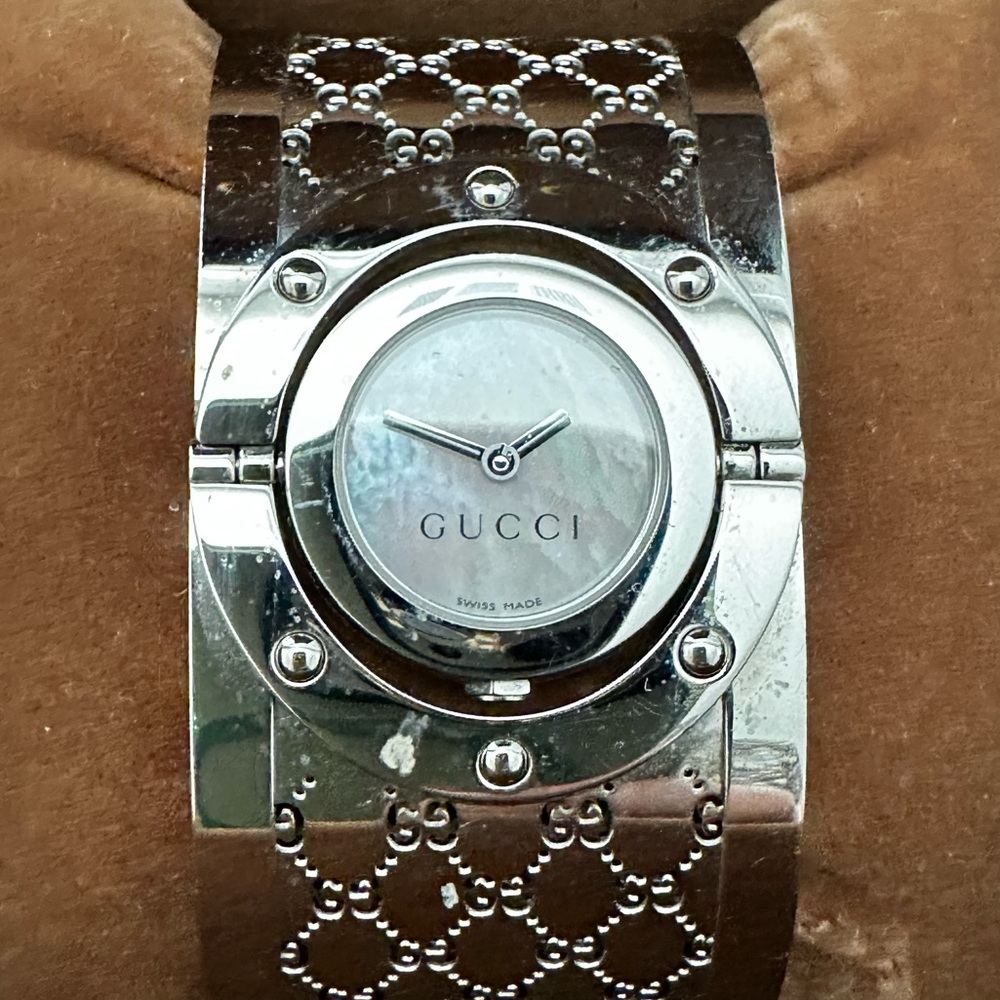 💯Gucci Twirl stainless Steel White Mother of Pearl Bangle Watch